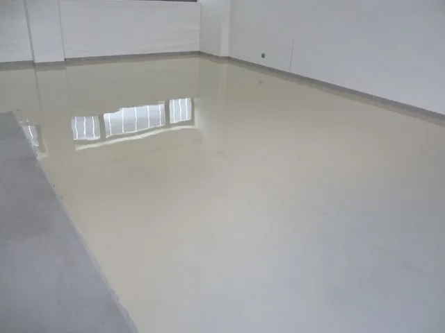 Un sol blanc et brillant