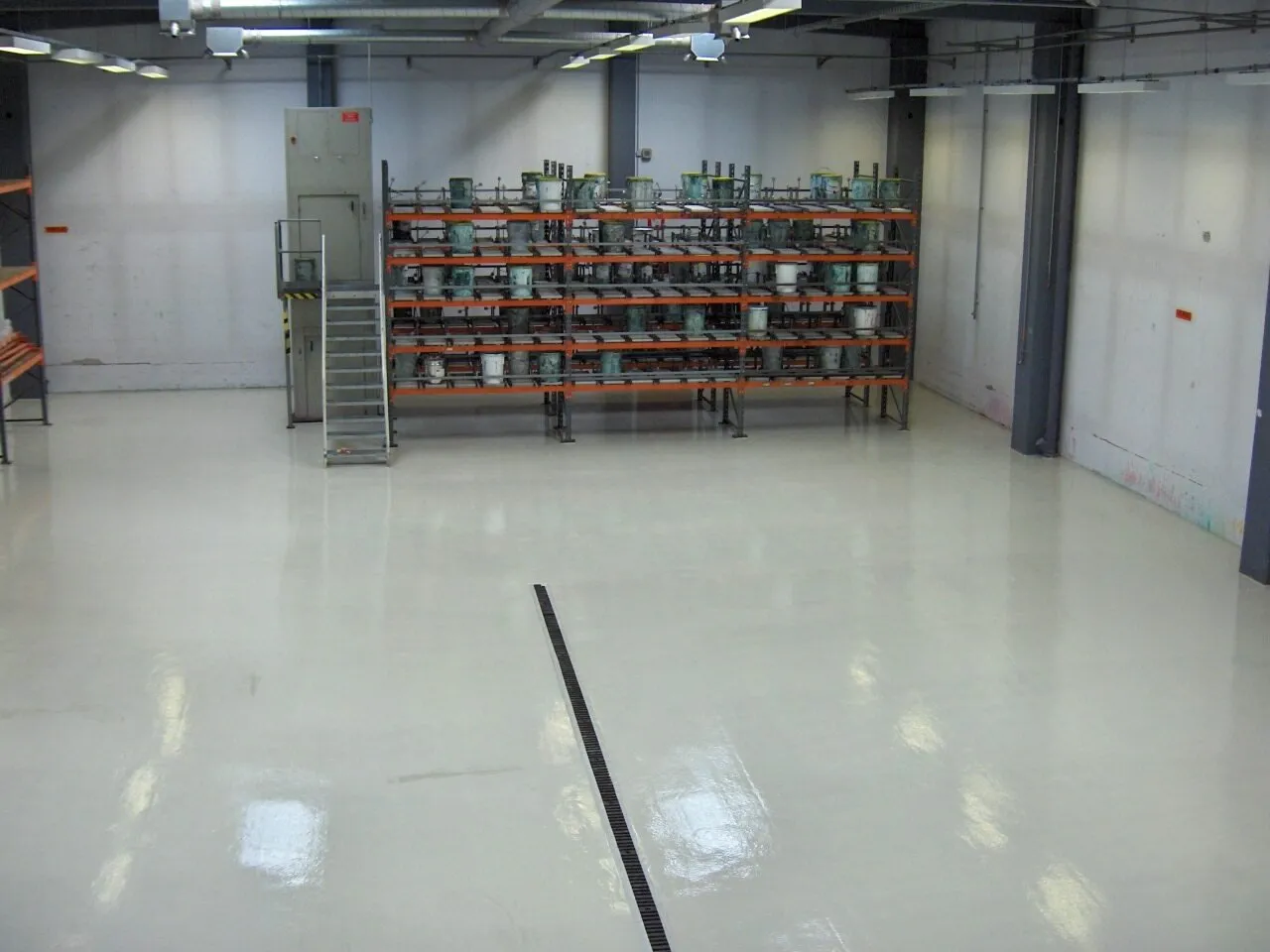 Des pots de peinture sur un étalage