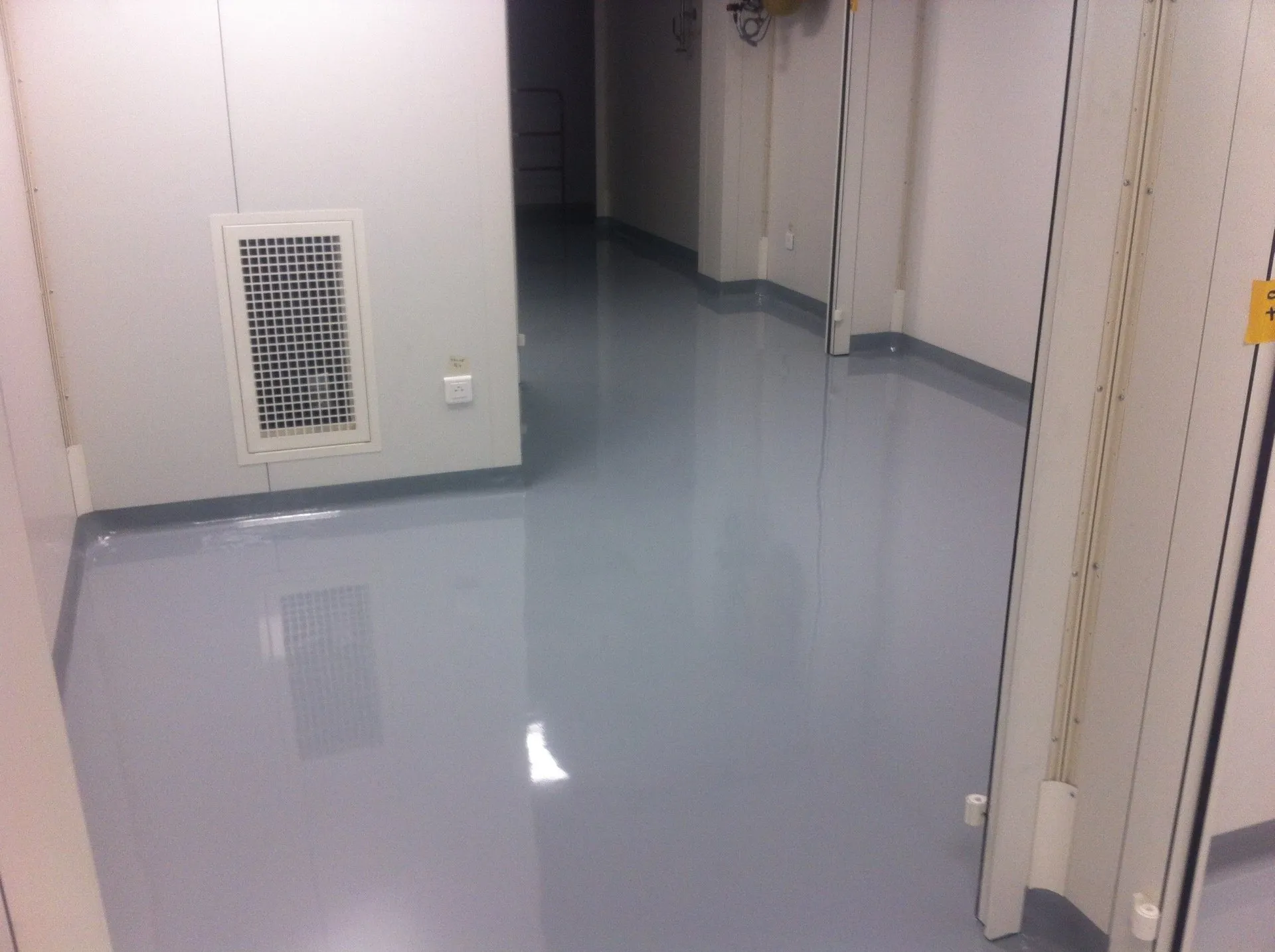 Un sol avec une grille de ventilation