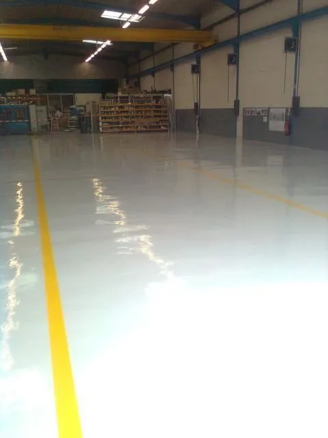 Un sol gris avec deux bandes jaunes