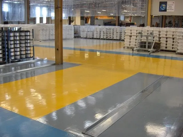 Un sol jaune et gris avec des poteaux en bois