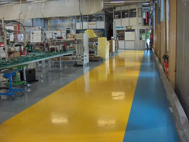 Un sol jaune dans une usine