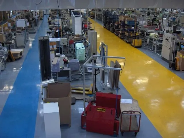 Une usine avec une machine rouge