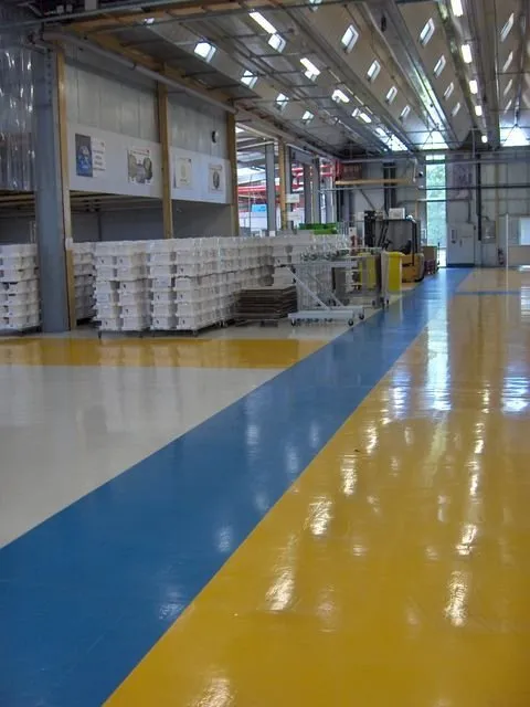 Un sol bleu et jaune avec des poubelles jaunes