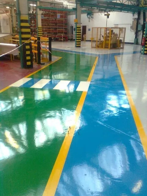 Un sol bleu, vert et jaune avec un passage piéton