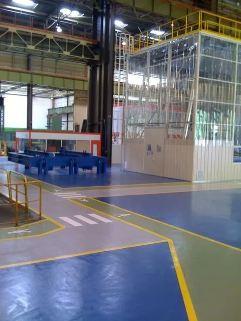 Un sol industriel et une barrière jaune