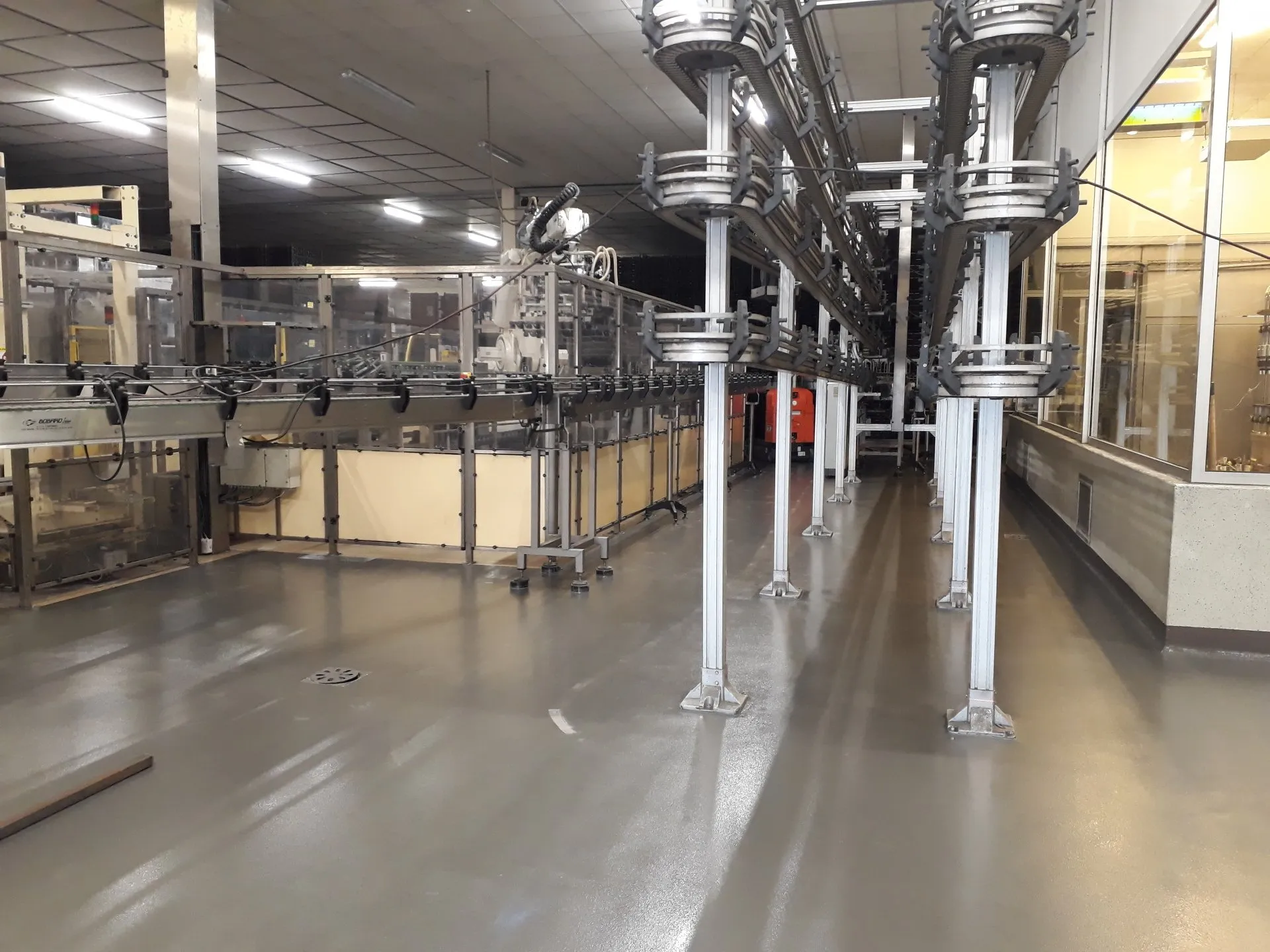 Des structures métalliques sur un sol industriel