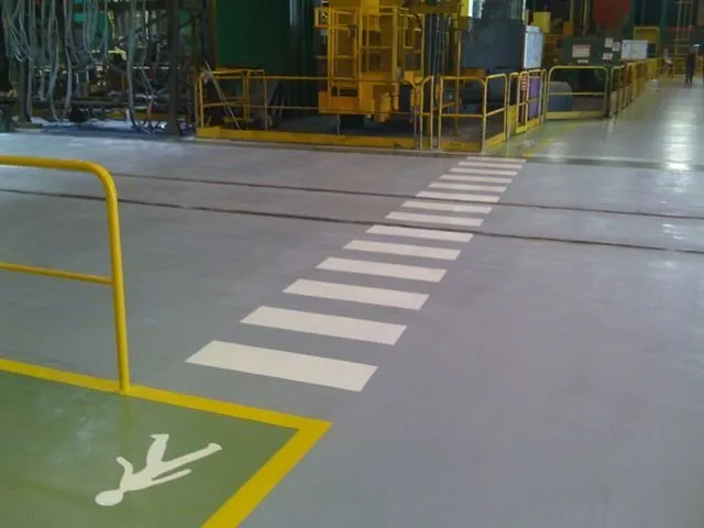 Un passage piéton avec le logo piéton