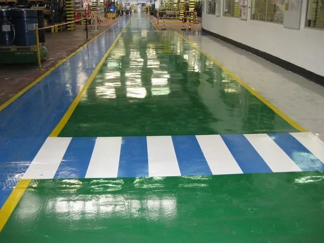 Un sol vert avec un passage piéton