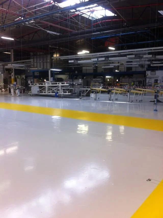 Un sol industriel avec des lumières au plafond