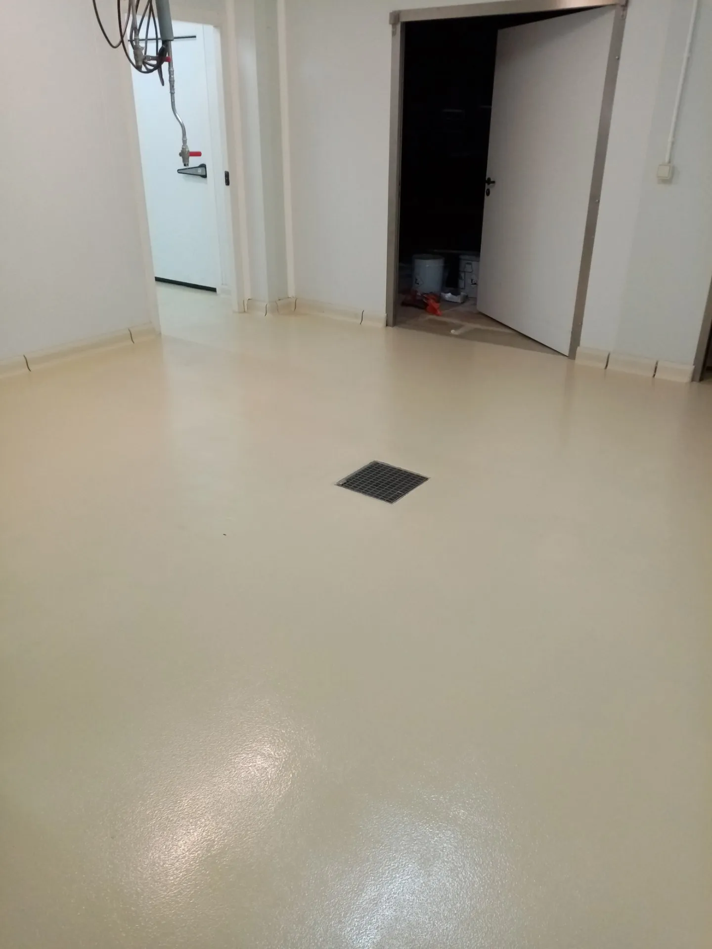 Un sol industriel avec une petite grille d'évacuation