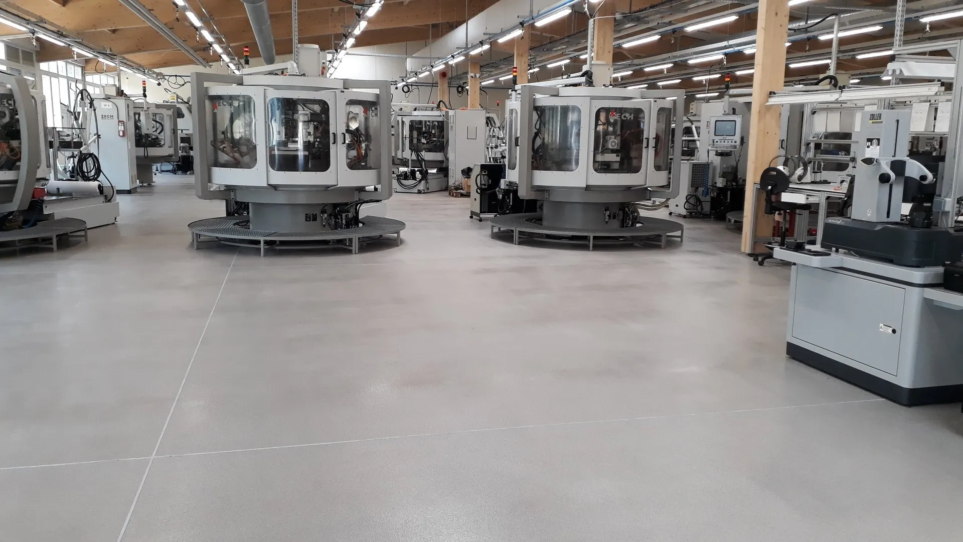 Des équipements d'usine avec des vitres