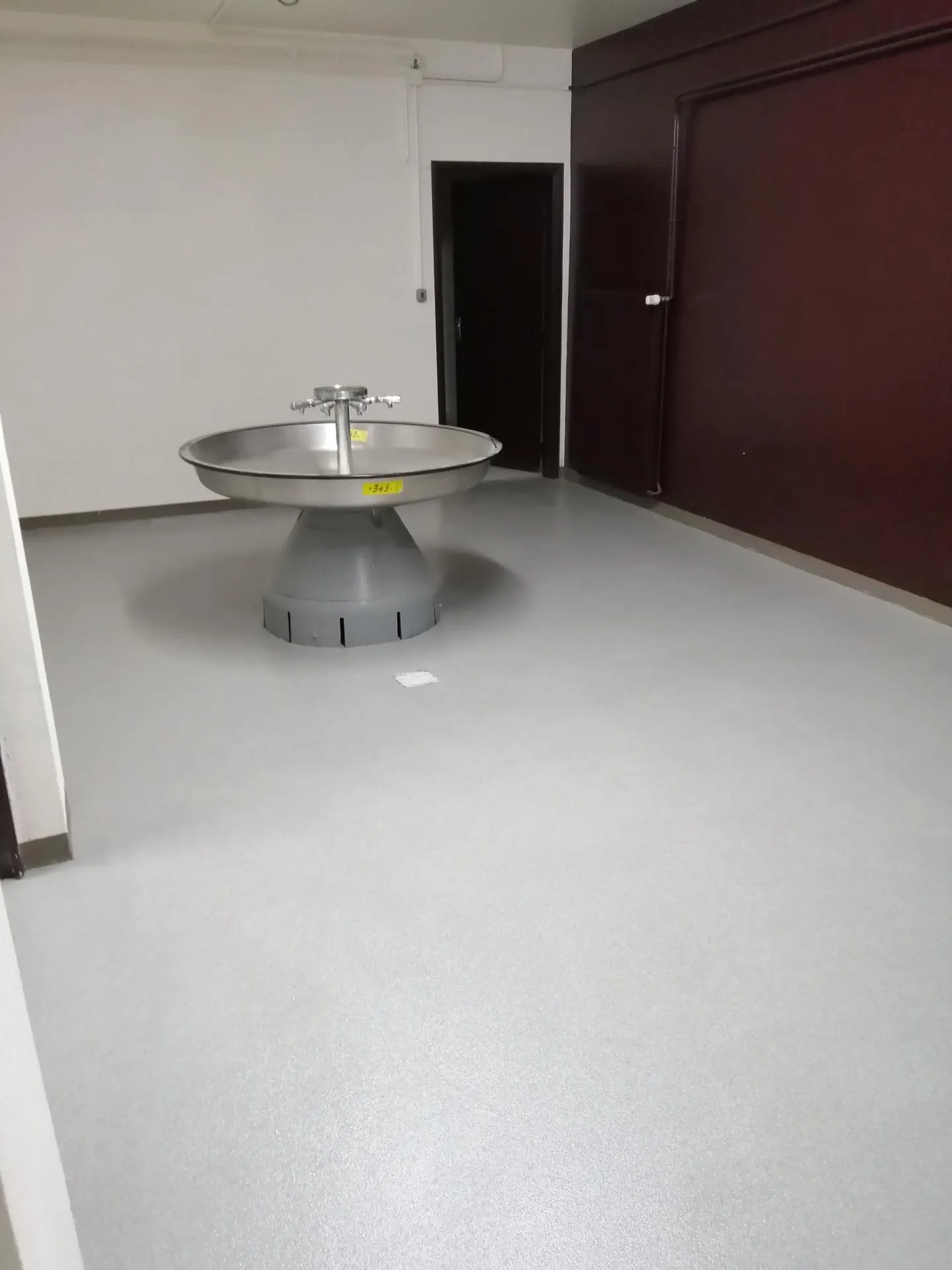 Une fontaine à eau métallique