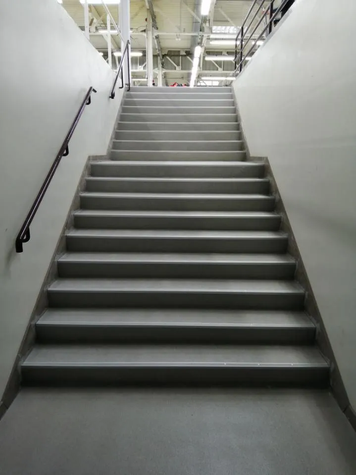 Un escalier gris