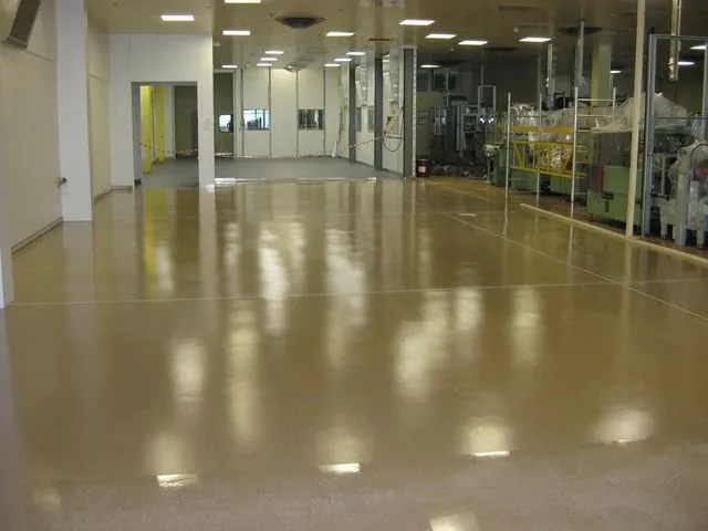 Un sol brillant avec des luminaires au plafond