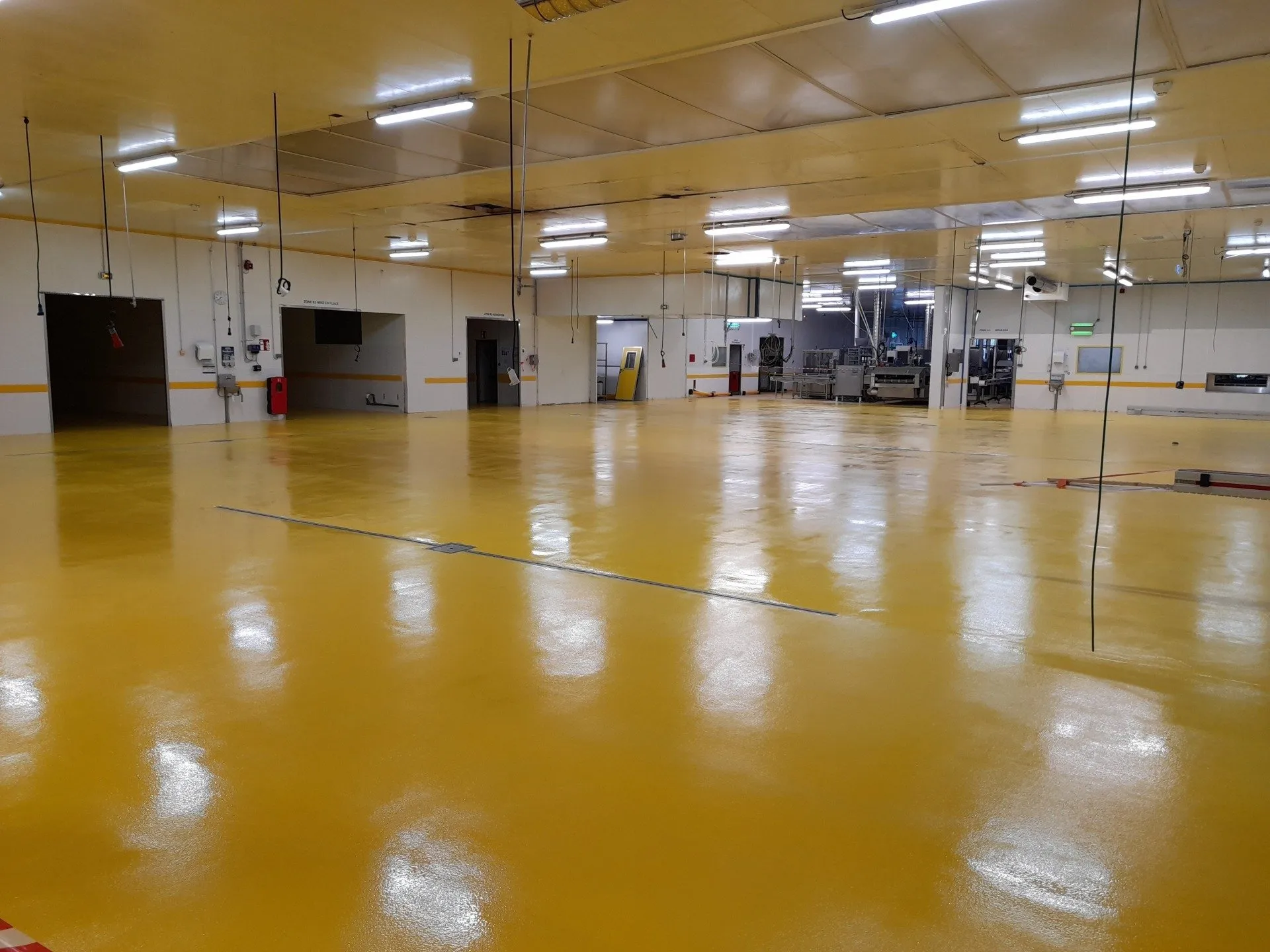 Un sol et un plafond jaunes