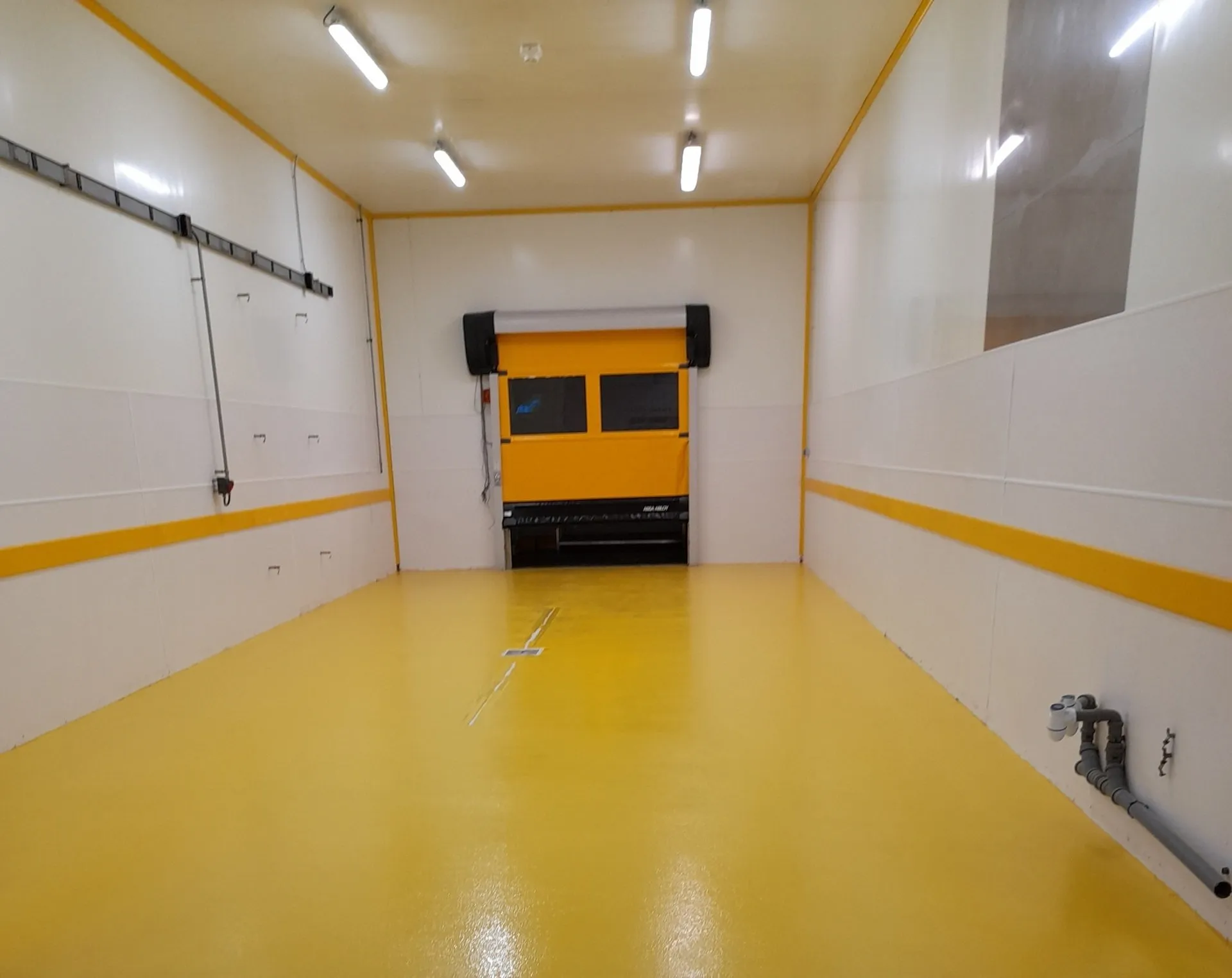 Un sol jaune et une porte orange