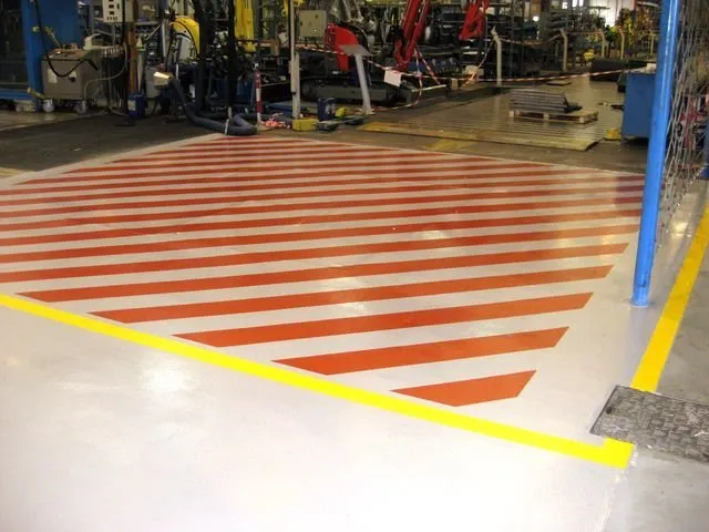 Un sol avec de nombreuses bandes orange