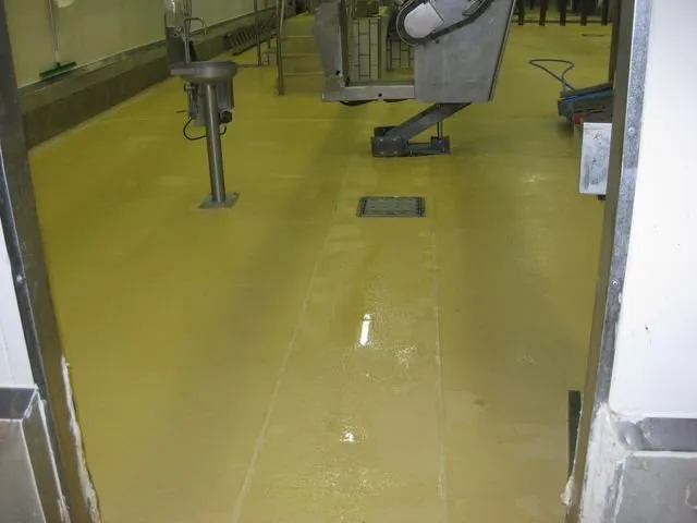 Un sol jaune avec des objets métalliques