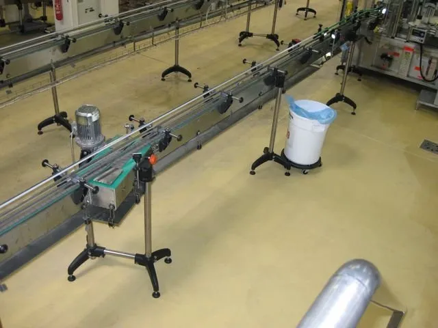 Un seau blanc et une structure métallique