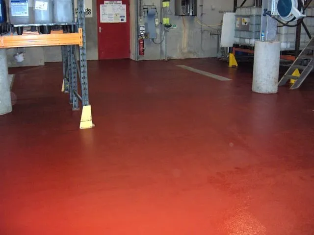 Un sol et une porte rouges