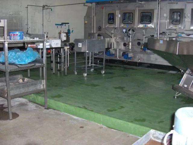 Des dessertes métalliques sur un sol vert