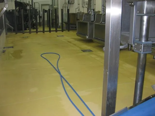 Un sol jaune avec un tuyau bleu