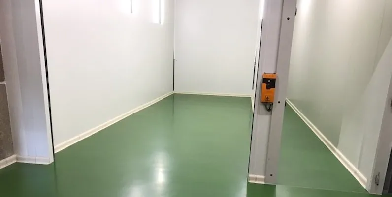 Un sol vert et une colonne métallique