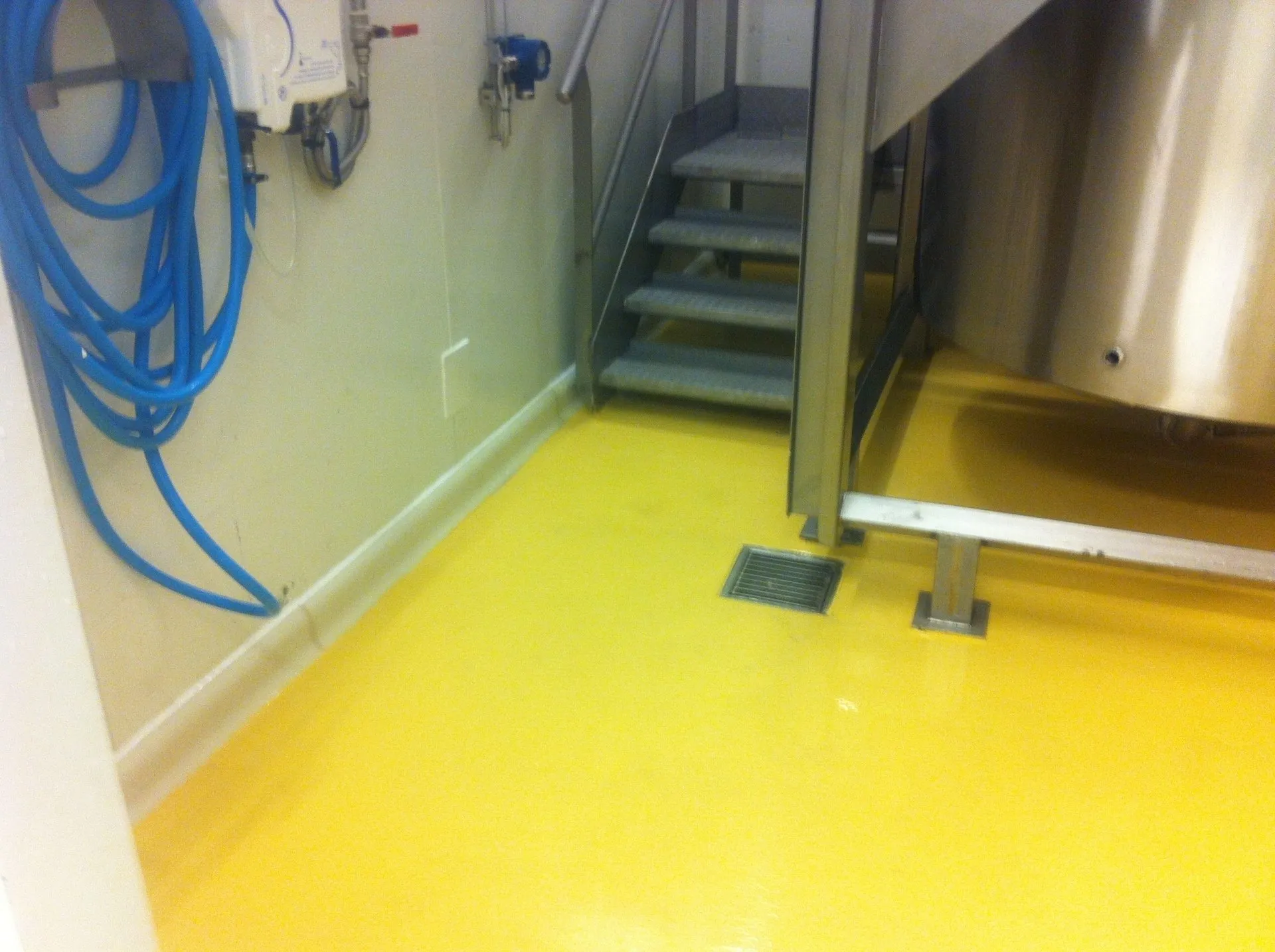 Un sol jaune et un escalier