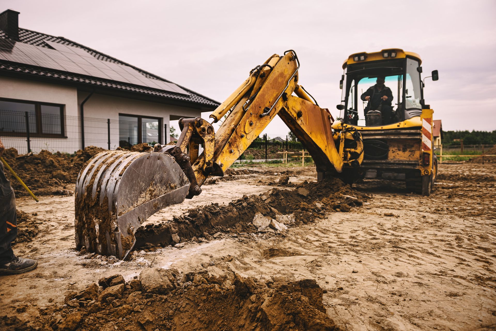 Engin de chantier qui creuse des fondations