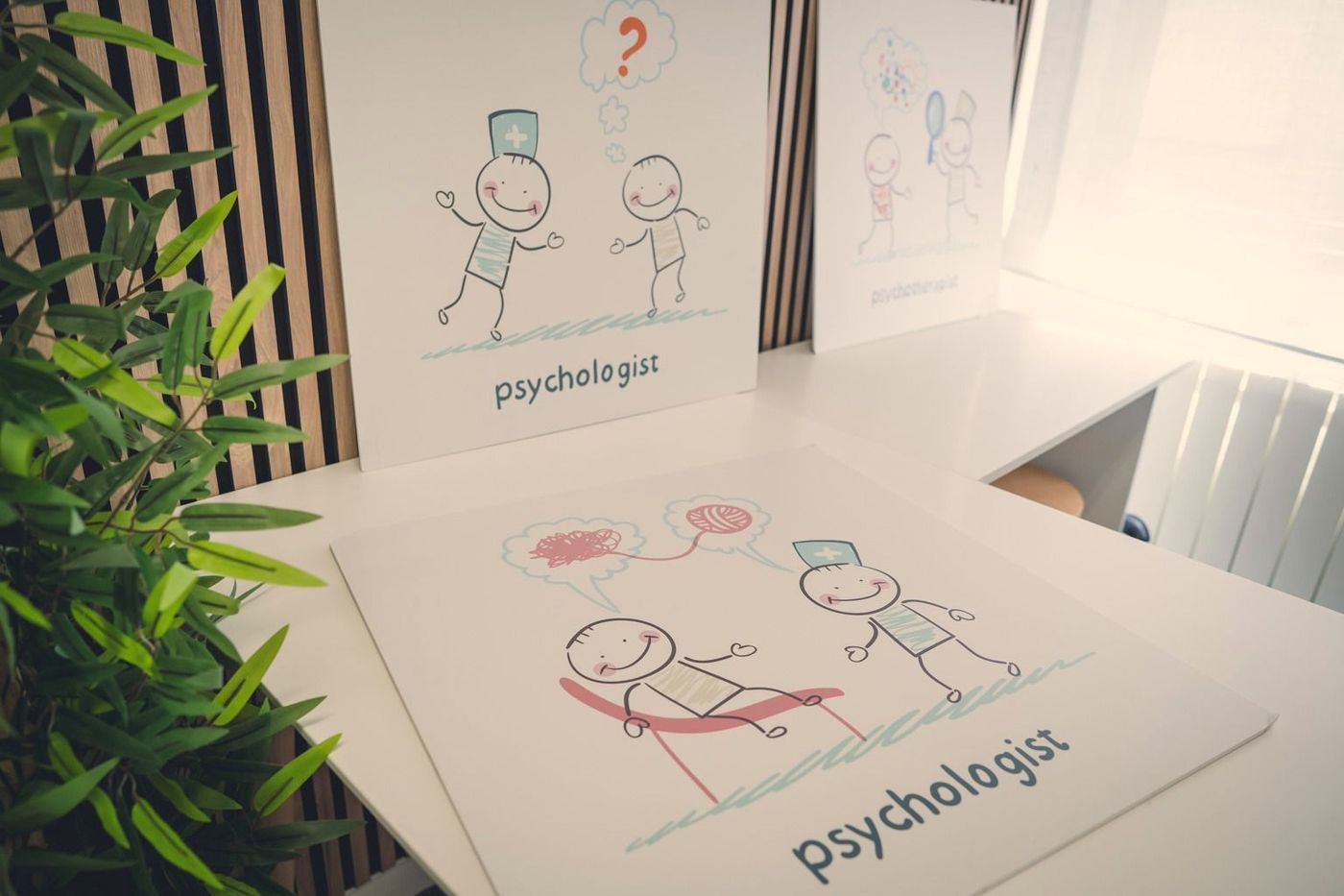 Una mesa con un dibujo de figuras de palitos y la palabra psicología sobre ella.