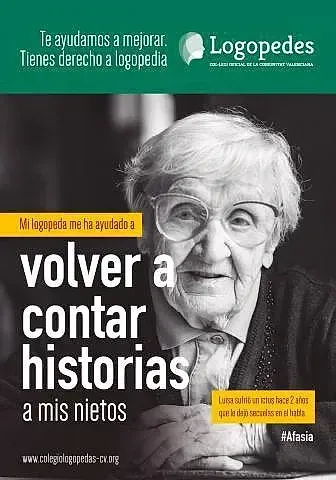 Una fotografía en blanco y negro de una mujer mayor que lleva gafas.