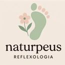 Logotipo de Naturpeus Reflexologia con huella verde y flor rosa sobre fondo beige