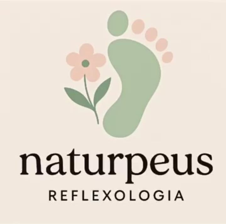 Logotipo de Naturpeus Reflexologia con huella verde y flor rosa sobre fondo beige