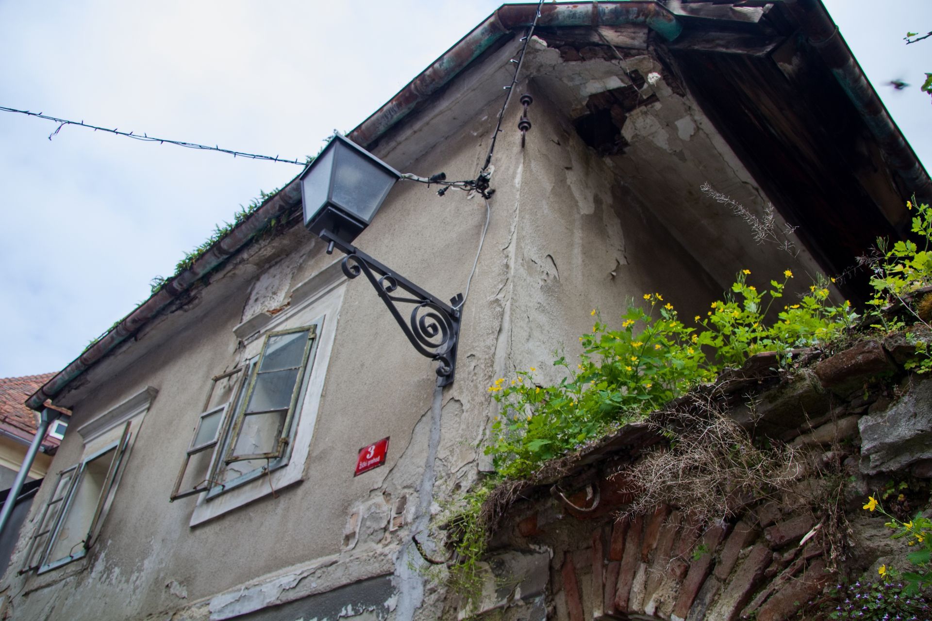 Façade abîmée d'une maison