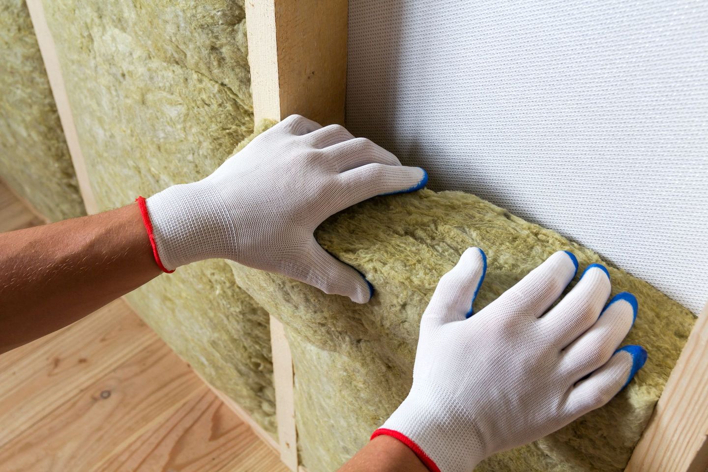 Mise en place de matériaux isolants contre un mur intérieur