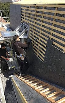 Mise en place d'ardoise sur une toiture