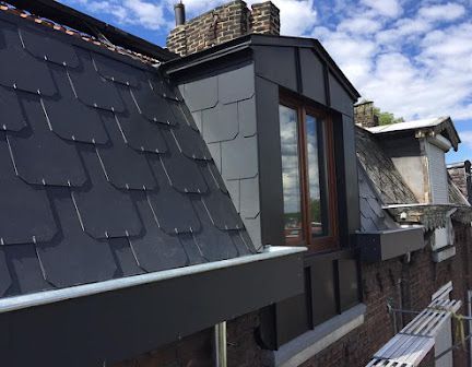 Fenêtre sur une toiture parisienne