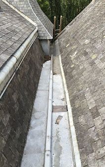 Une gouttière entre deux toitures