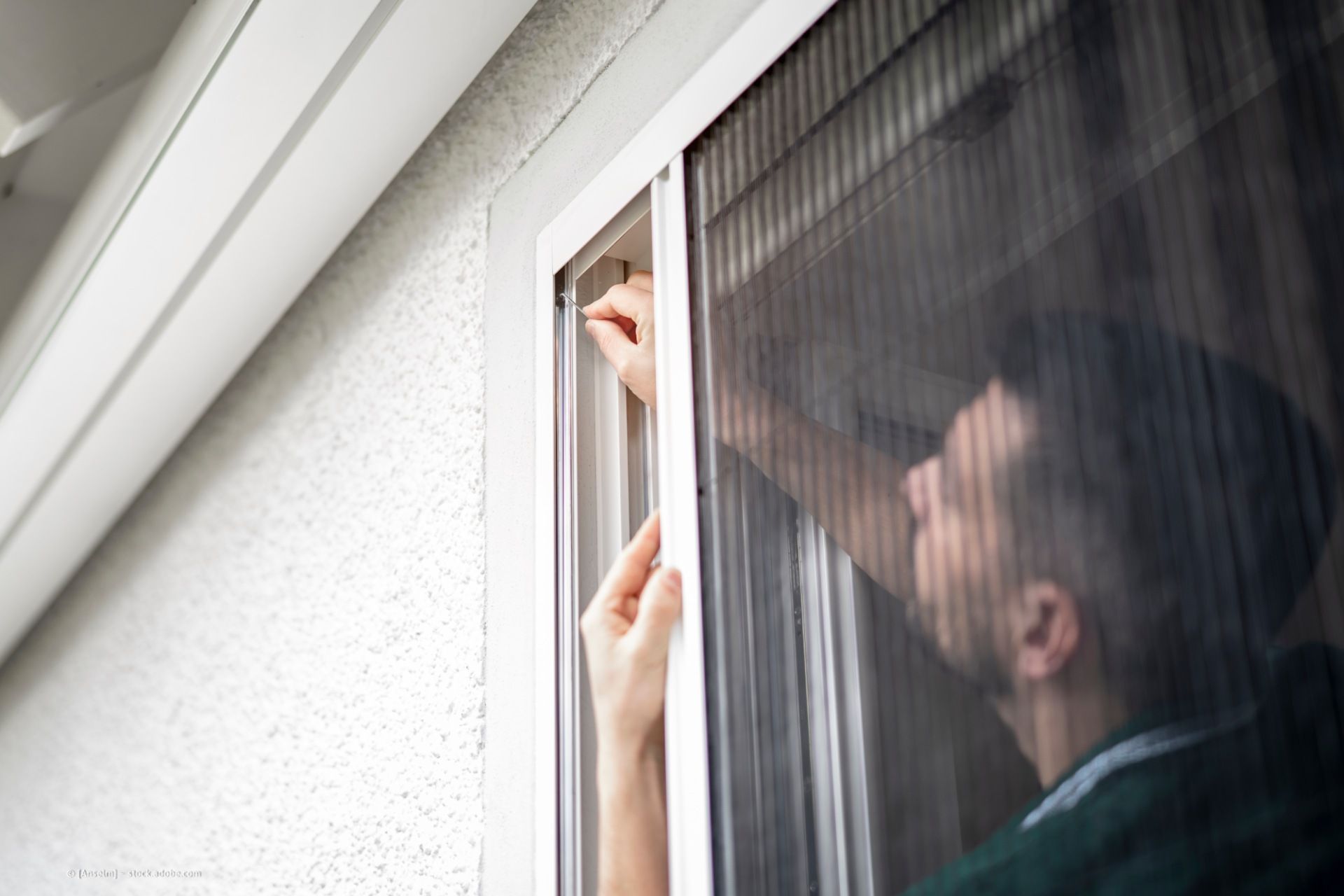 Malerbetrieb Thomas Beckstein – ein weißes Sofa mit Beistelltisch vor einer türkisen Wand mit einem großen Gemälde.