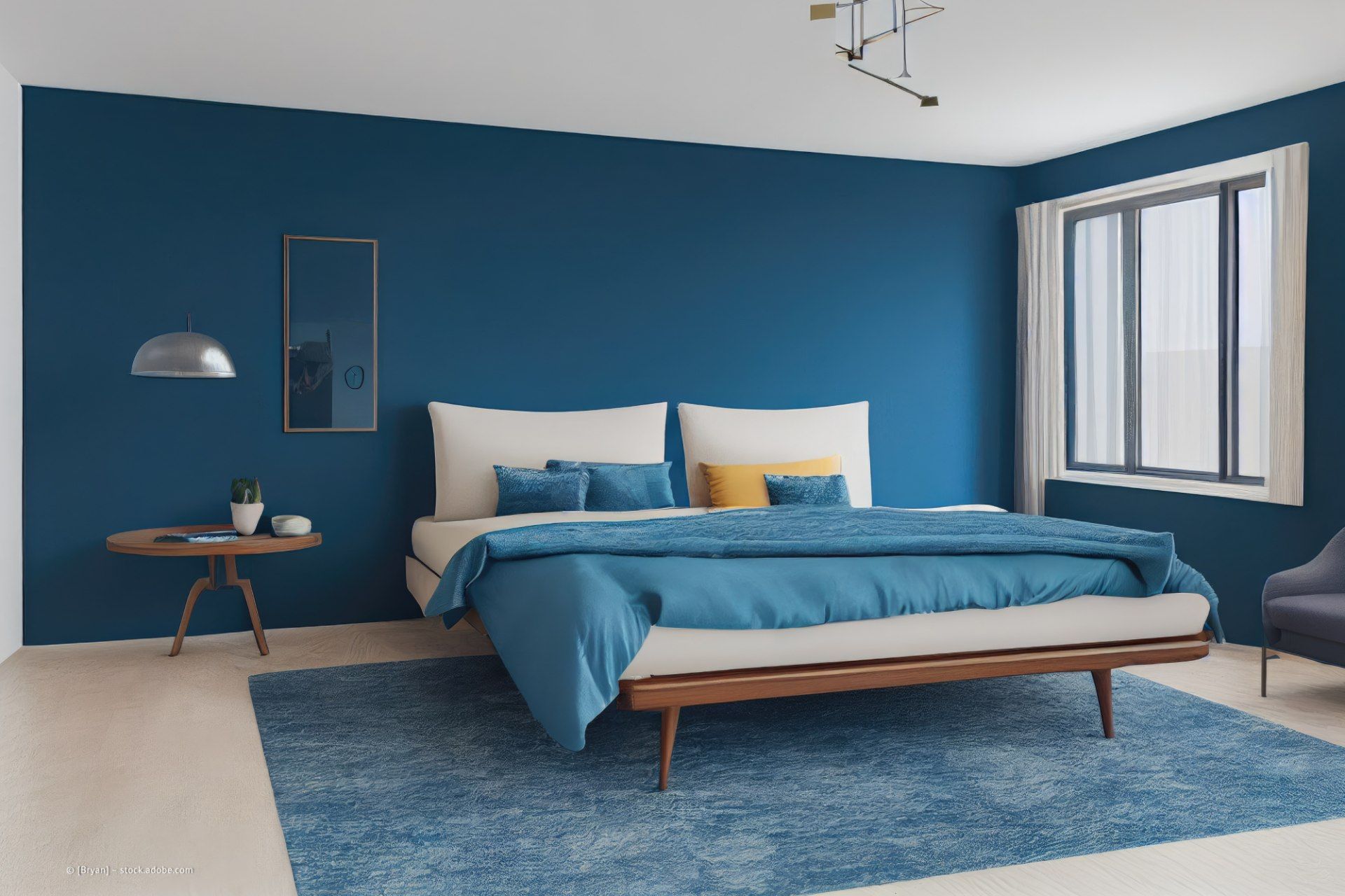 Malerbetrieb Thomas Beckstein – ein Raum mit blauer Wand, die zur Hälfte in weiß neu gestrichen wurde.