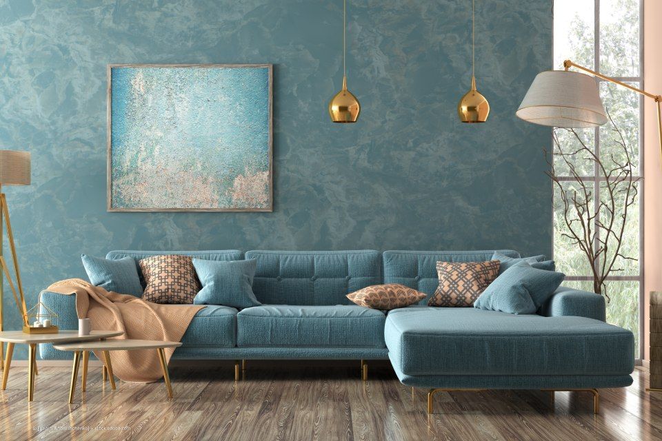 Malerbetrieb Thomas Beckstein – ein elegant wirkendes Wohnzimmer mit glänzendem Holzboden und einer bläulichen Wand mit grauem Muster.
