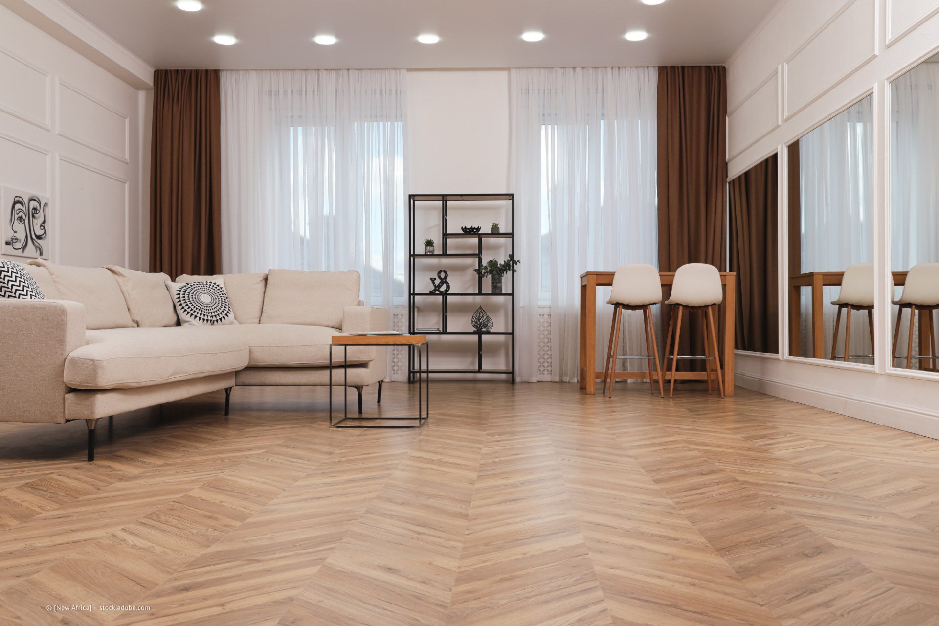 Malerbetrieb Thomas Beckstein – ein Parkettboden im Fischgrätendesign schmückt ein modernes Wohnzimmer