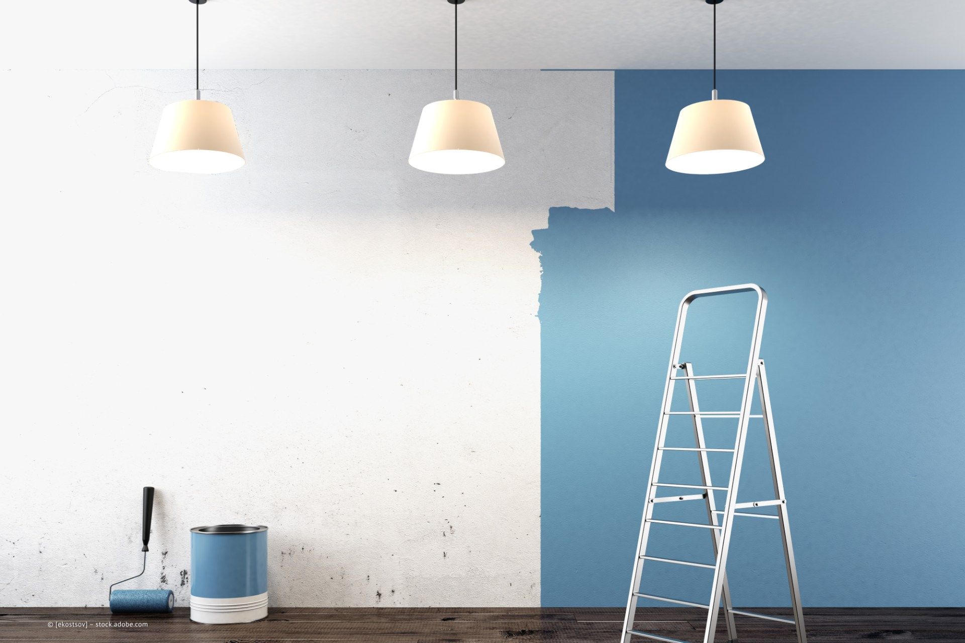 Malerbetrieb Thomas Beckstein – eine halb gestrichene Wand in Weiß und Blau. Eine Leiter, ein Farbroller und ein Farbeimer stehen davor.
