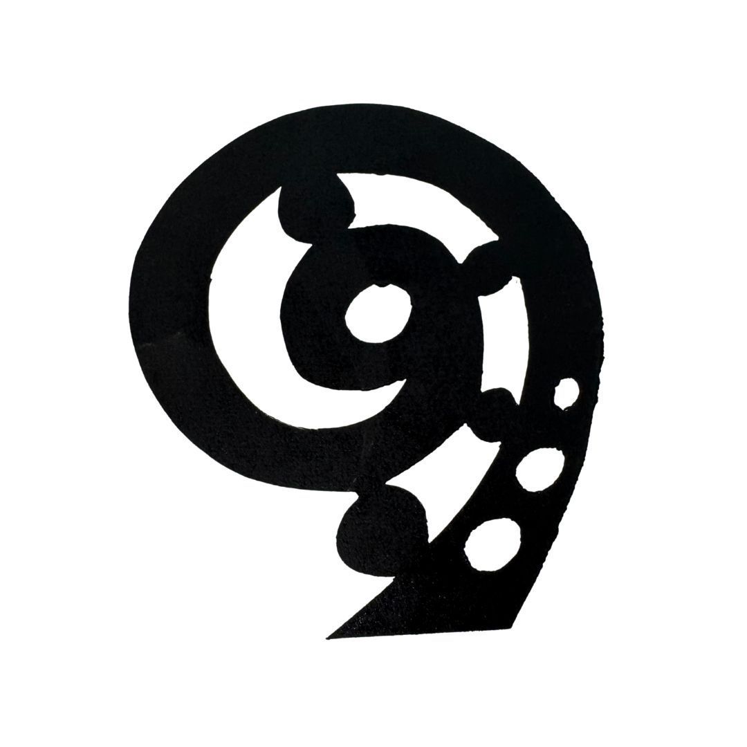 Eine schwarz-weiße Zeichnung einer Zahl 9 auf weißem Hintergrund