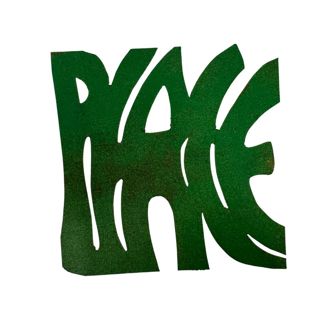 Das Wort Frieden ist in grün auf weißem Hintergrund geschrieben