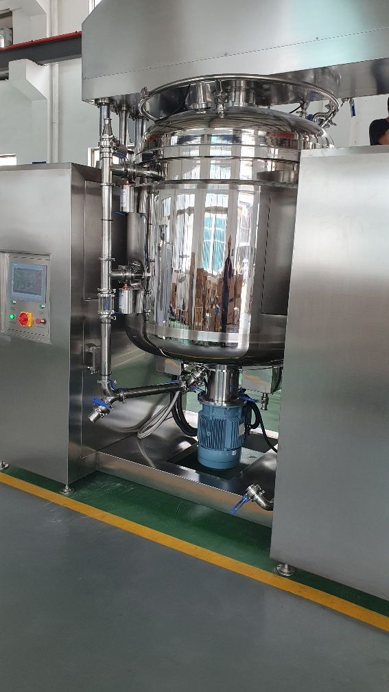 Industriemixer aus Edelstahl mit Glaskammer.