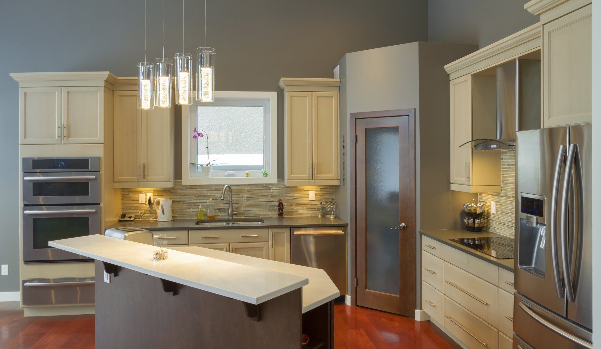 Cuisine avec un plan de travail et de l'électroménager 