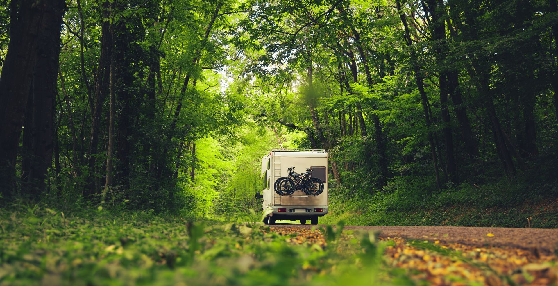 Camping-car roulant sur une route de campagne