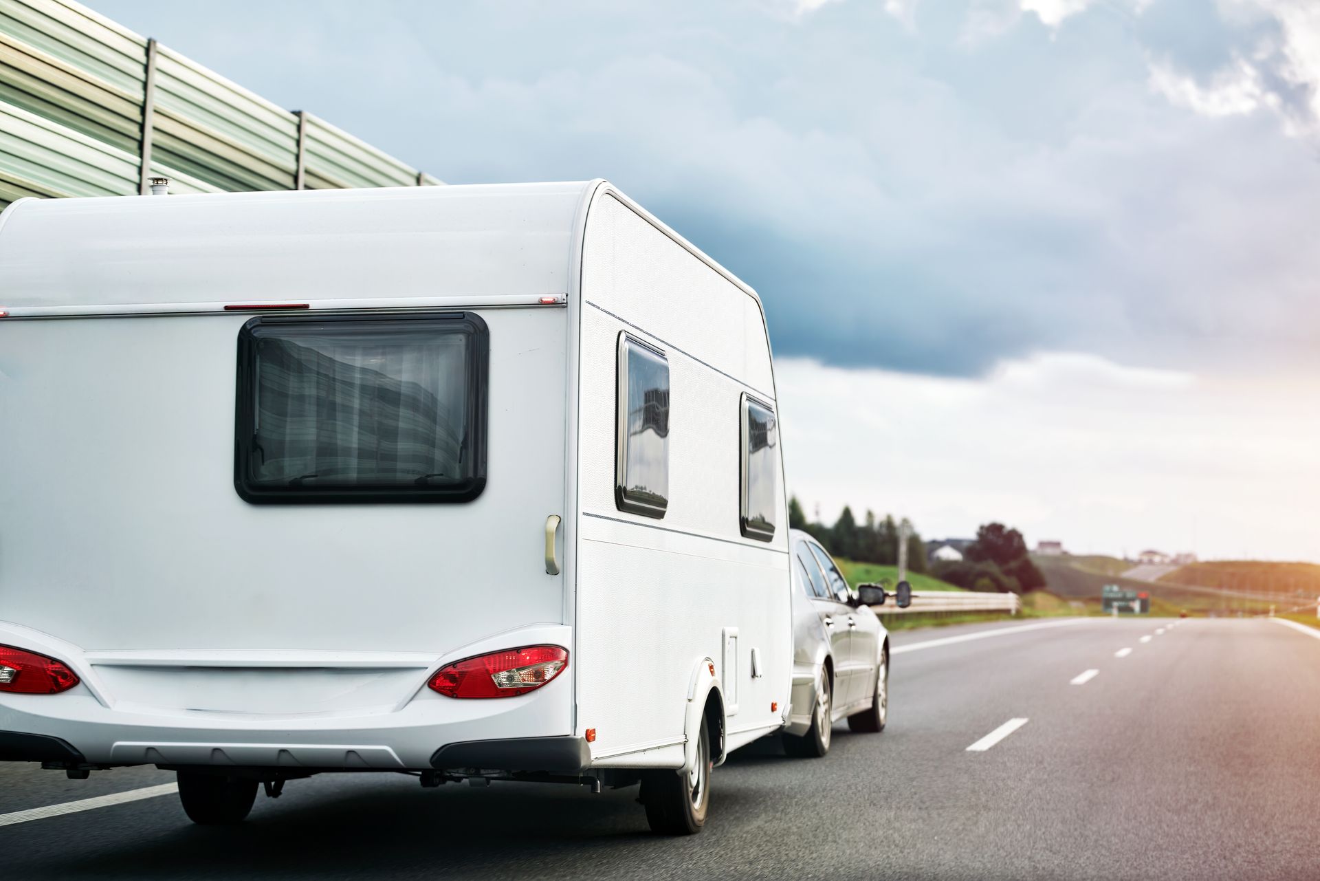 Caravane blanche tractée par une voiture